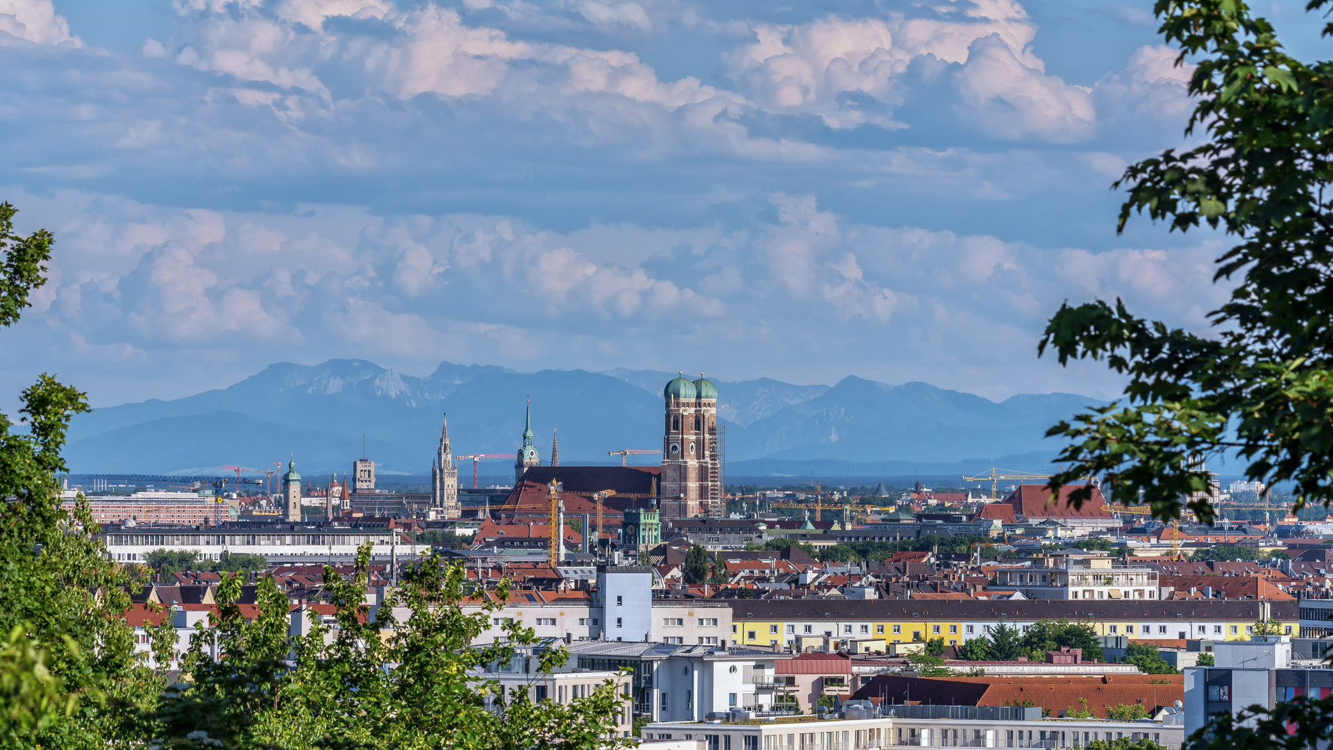 Blick vom Olympiaberg auf München City