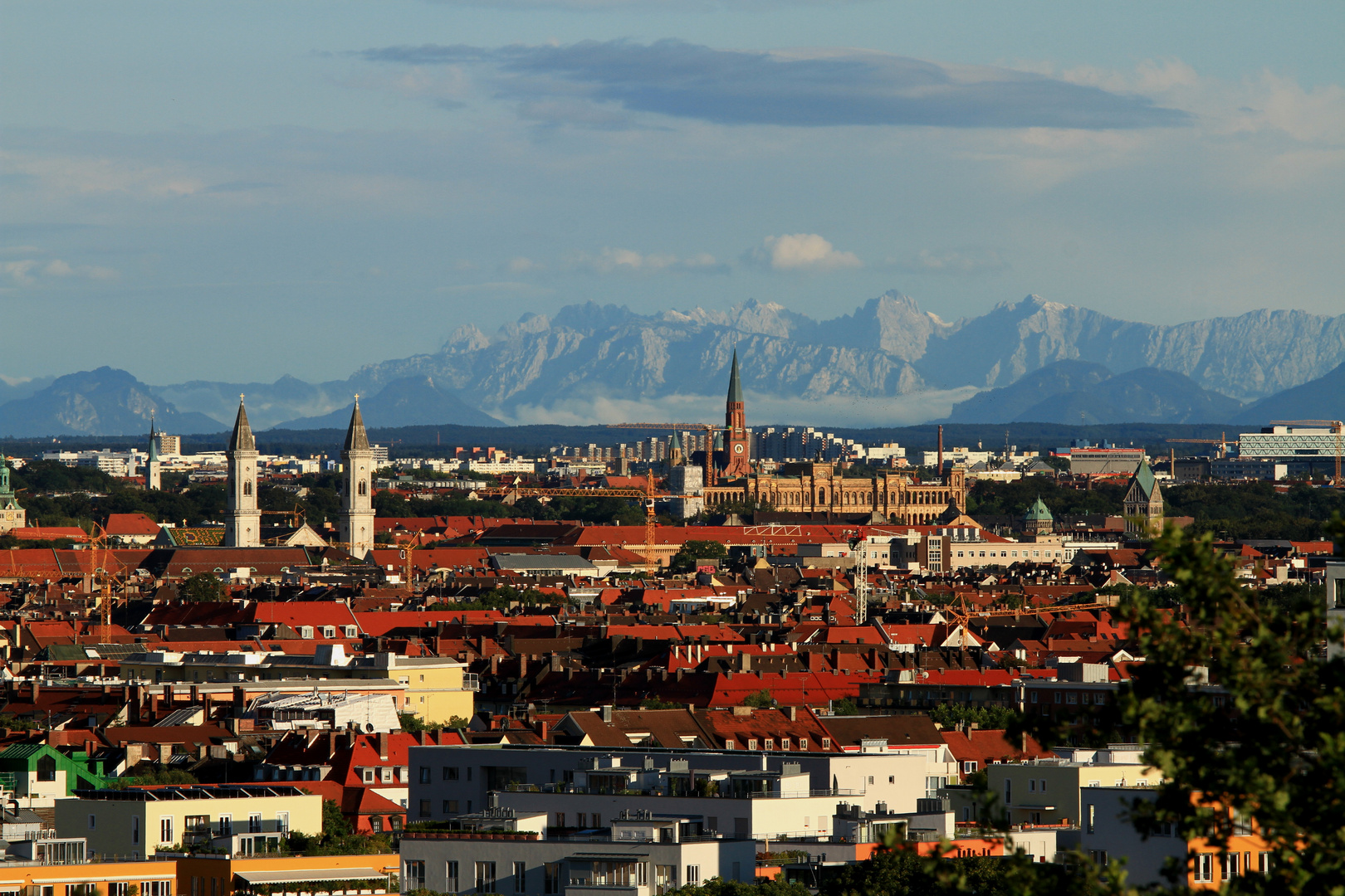 Blick vom Olympiaberg über München in die Berge