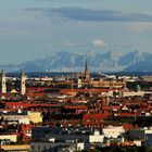 Blick vom Olympiaberg über München in die Berge