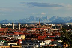 Blick vom Olympiaberg über München in die Berge