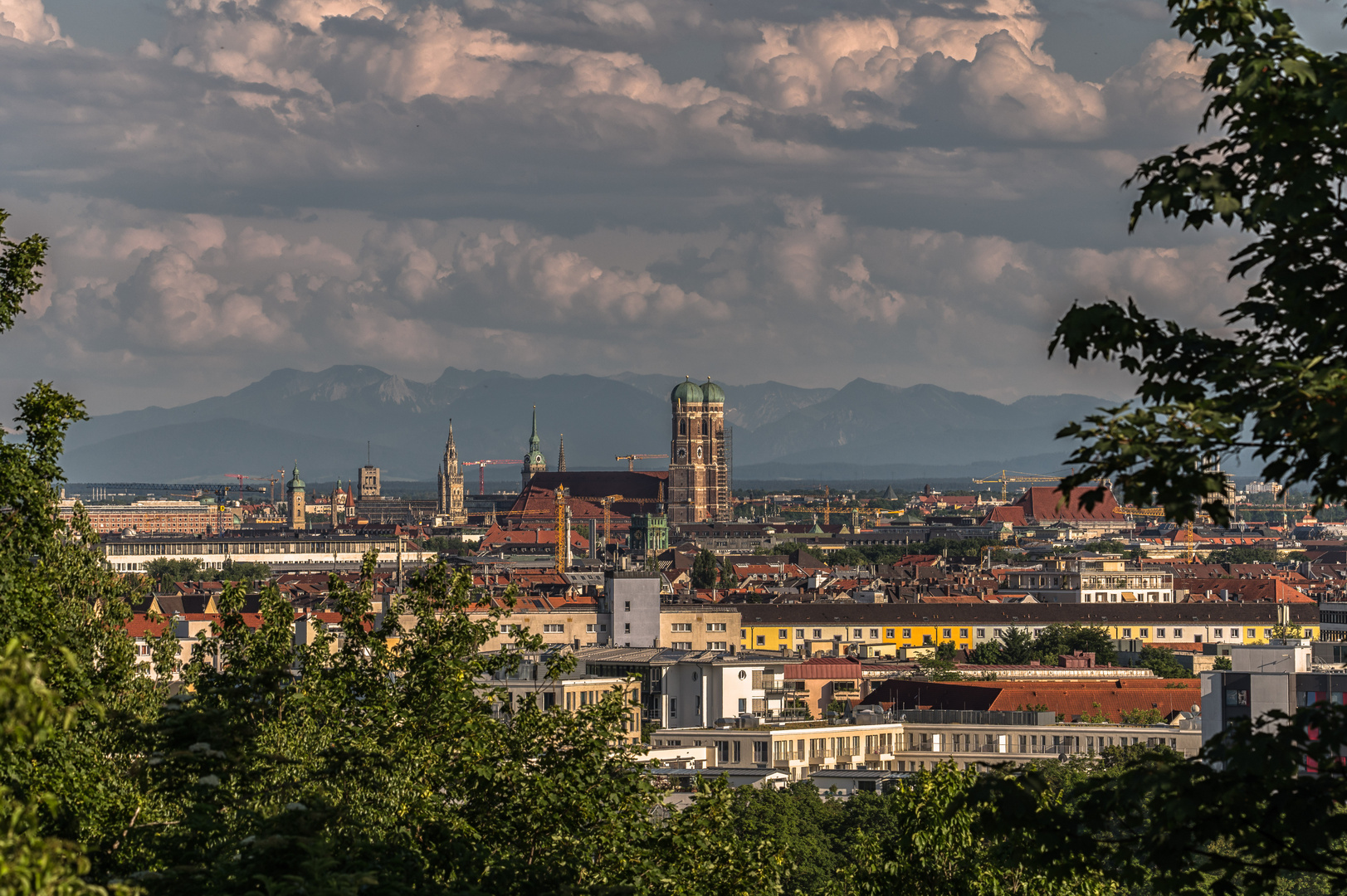 Blick vom Olympiapark auf das Altstadt Panorama, München