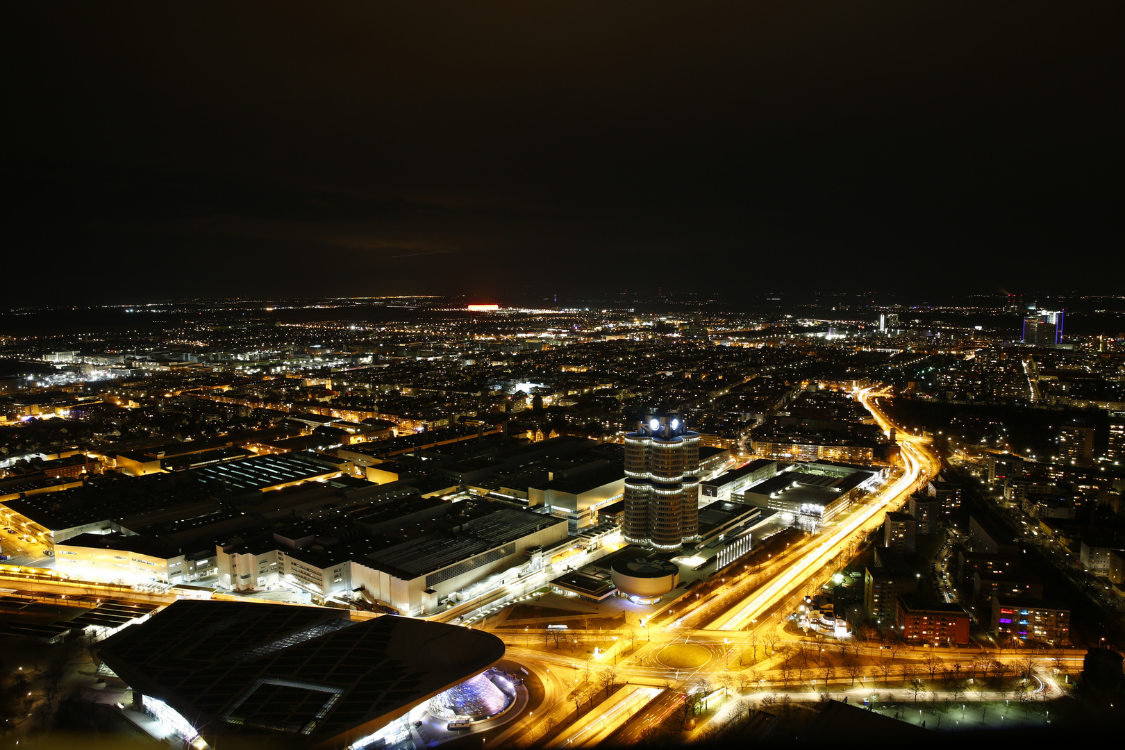 Blick vom Olympiaturm auf München bei Nacht