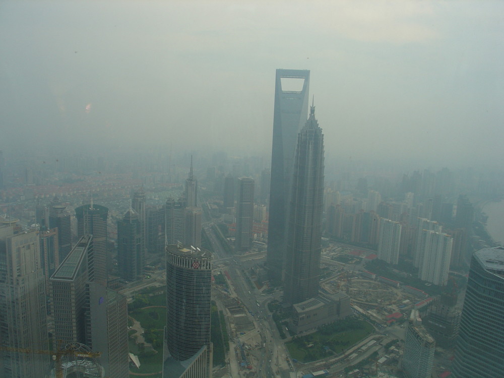 Blick vom Orient Pearl Tower zum größten Flaschenöffner der Welt