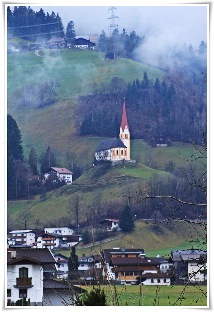 Blick vom Ort auf die Kirche