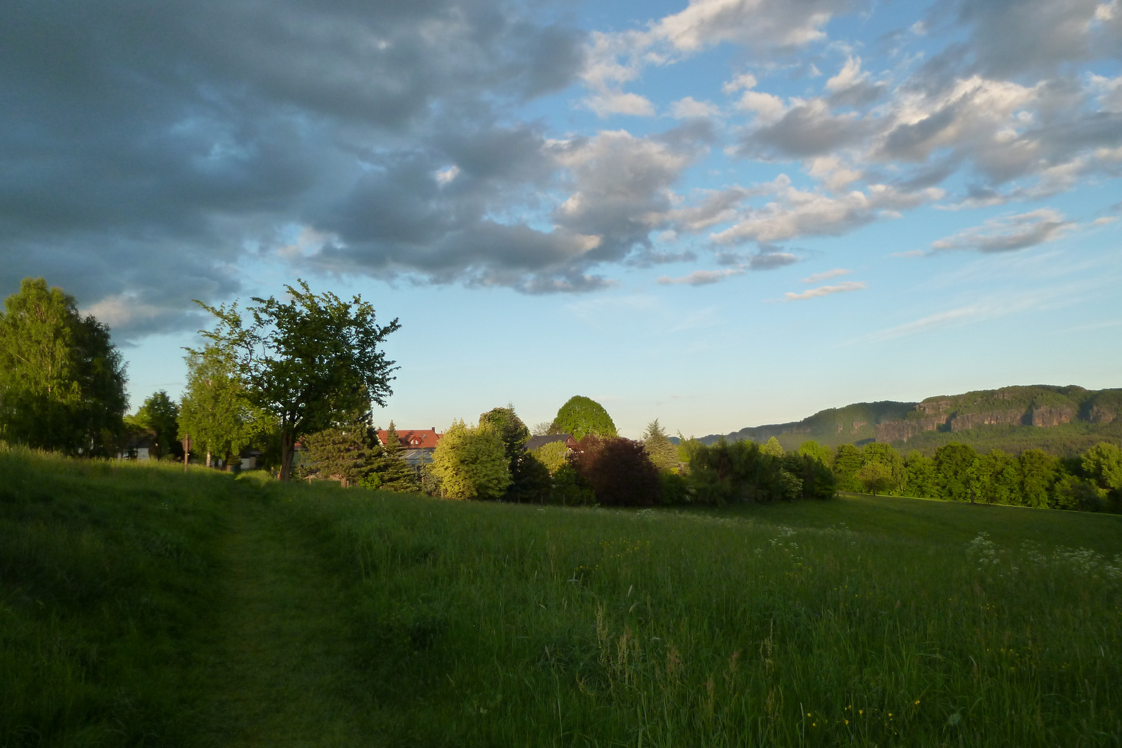 Blick vom Panoramaweg in Mittelndorf zu den Affensteinen