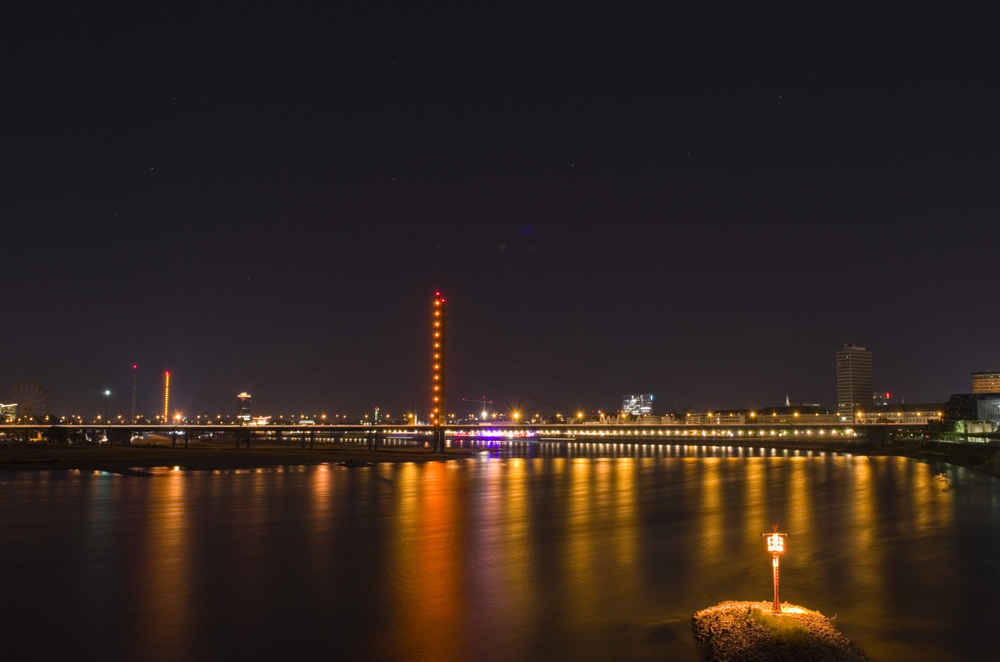 Blick vom Parlamentsufer auf die Düsseldorfer Skyline