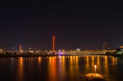 Blick vom Parlamentsufer auf die Düsseldorfer Skyline