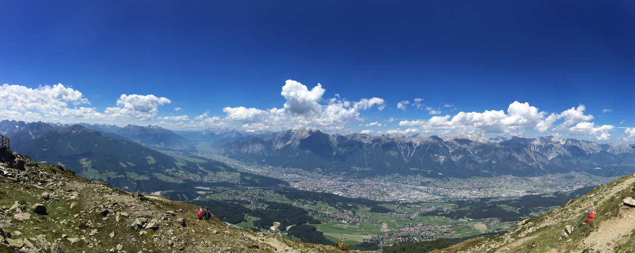 Blick vom Patscherkofel über Innsbruck ins Oberinntal - in Tirol