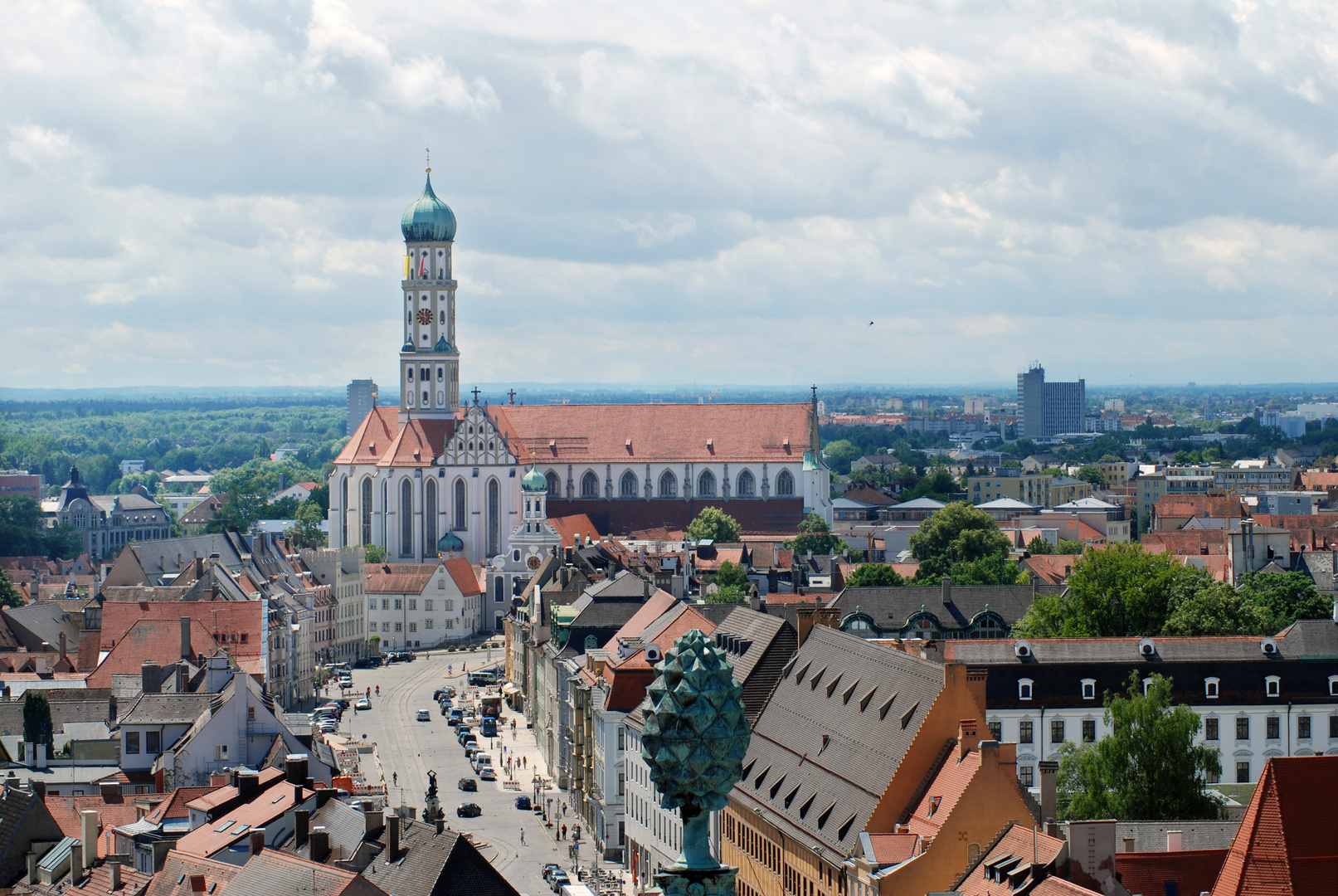 Blick vom Perlachturm zu den Ulrichskirchen in Augsburg.