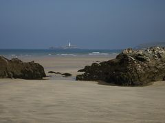 blick vom peter's point beach auf's godrevy island lighthouse