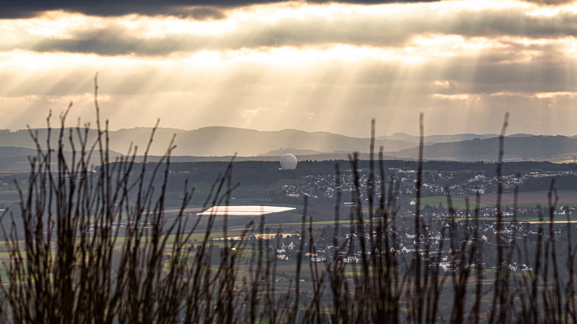 Blick vom Petersberg auf das Drachenfelser Ländchen und das Radom Wachtberg