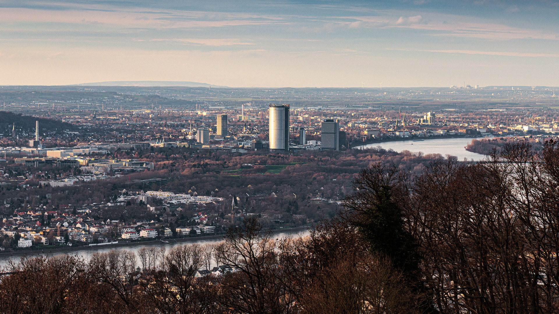 Blick vom Petersberg auf die Bundesstadt Bonn und die Köln-Bonner-Bucht