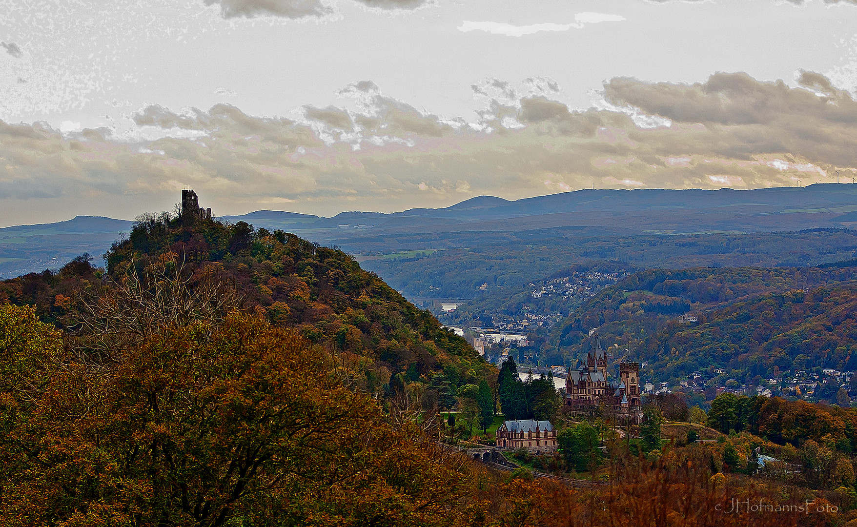 Blick vom Petersberg auf Drachenfels und Schloß Drachenburg 2013 November 03