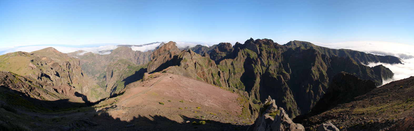 Blick vom Pico Arieiro über das Zentralmassiv