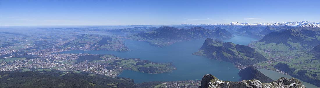 Blick vom Pilatus über den Vierwaldstättersee und Luzern