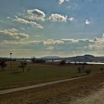 Blick vom Polderdeich auf das Storchennest und auf die Feuchtgebiete im Rückhaltebecken