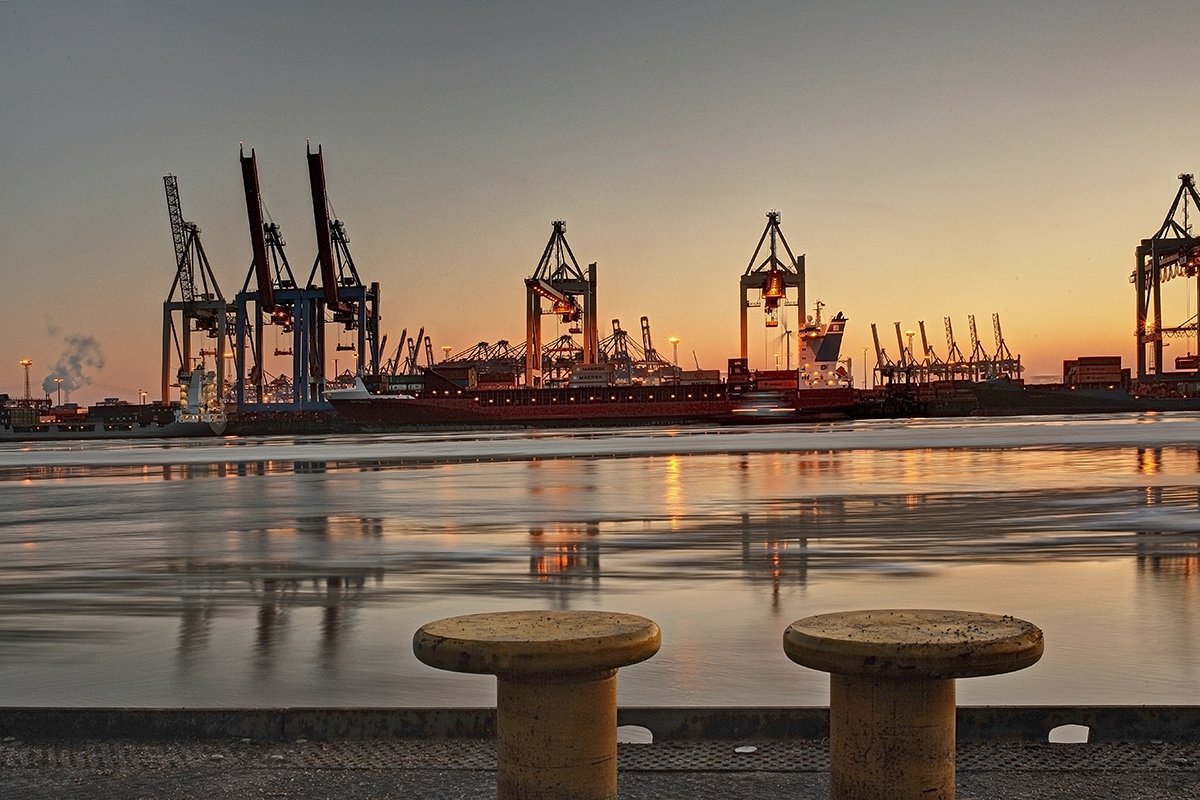 Blick vom Ponton Oevelgönne über die Elbe