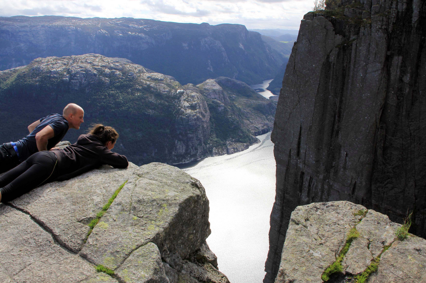 Blick vom Preikestolen / Norwegen in die Tiefe auf den Lysefjord