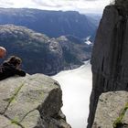 Blick vom Preikestolen / Norwegen in die Tiefe auf den Lysefjord