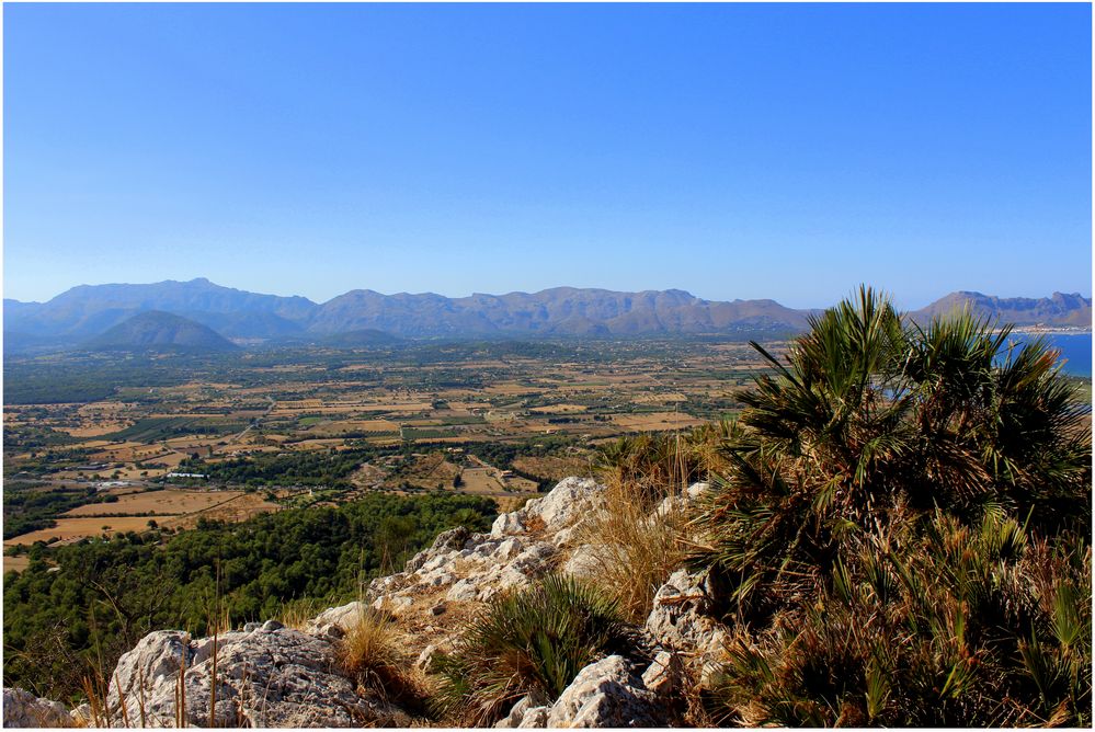 Blick vom Puig de Sant Marti hinüber nach Pollensa, zur Bucht von Pollensa....