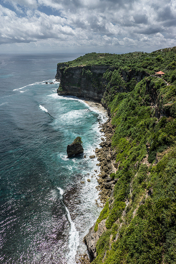 Blick vom Pura Luhur-Tempel hinab auf die Steilküste von Uluwatu, Süd-Bali