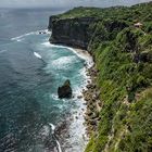 Blick vom Pura Luhur-Tempel hinab auf die Steilküste von Uluwatu, Süd-Bali