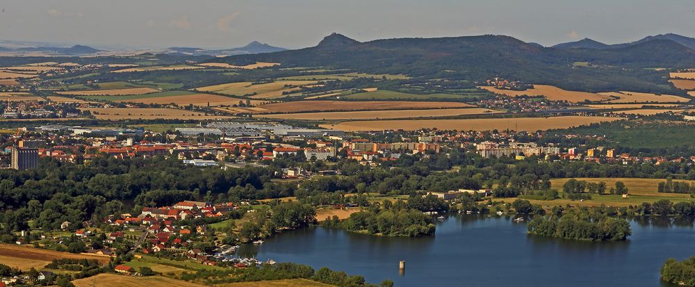 Blick vom Radobyl bis zum Oblik , zu den Lauener Bergen...