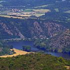 Blick vom Radobyl hoch über Litomerice (Leitneritz), dem Berg mit dem Kreuz...