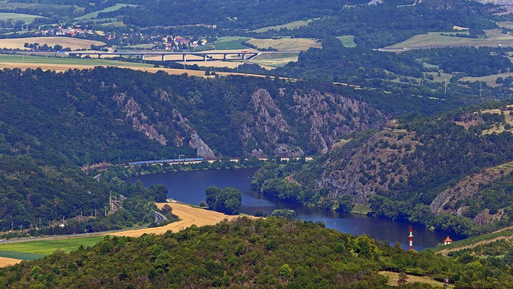 Blick vom Radobyl hoch über Litomerice (Leitneritz), dem Berg mit dem Kreuz...