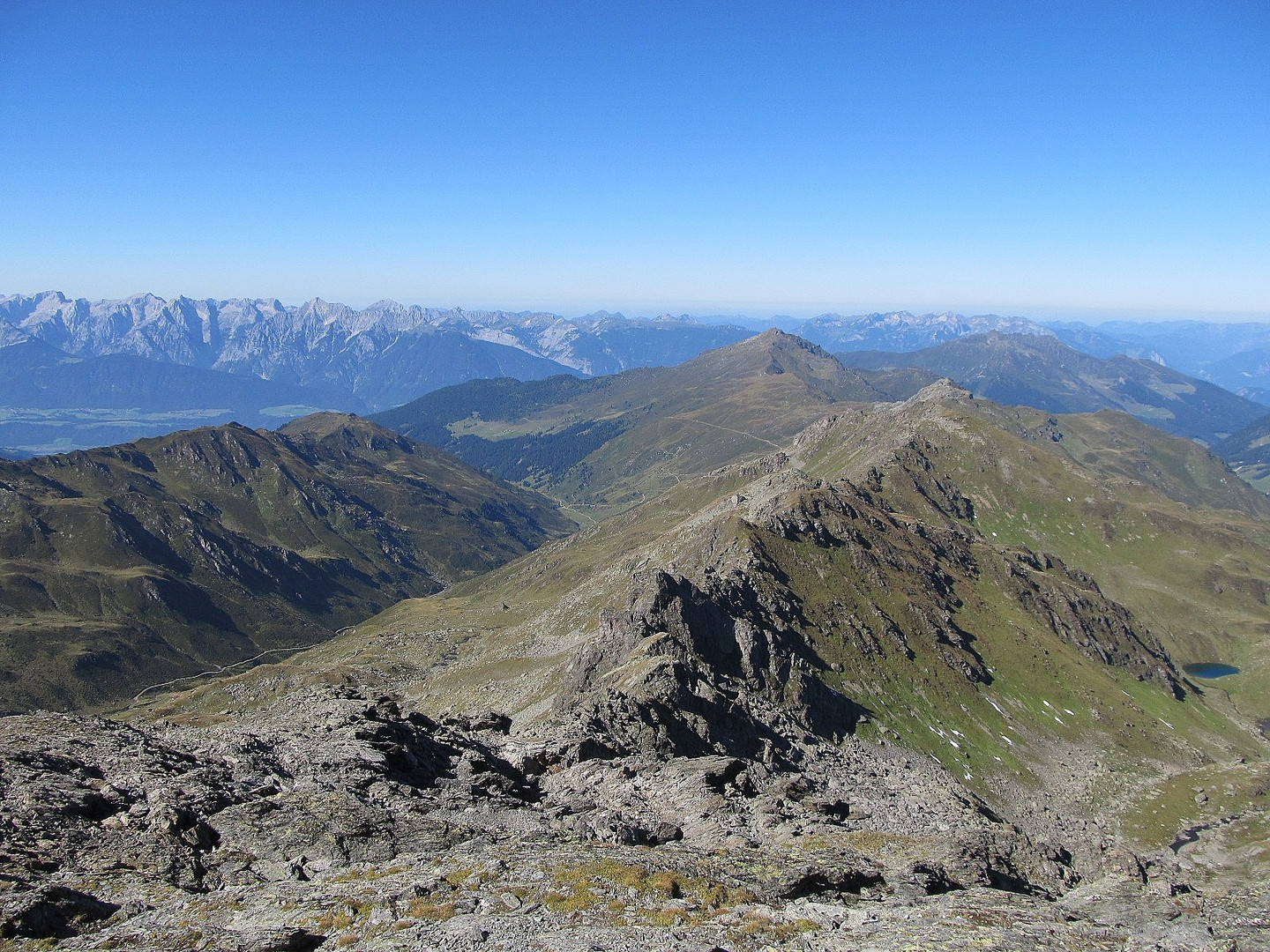 Blick vom Rastkogel zum Gilfert und ins Nurpenstal