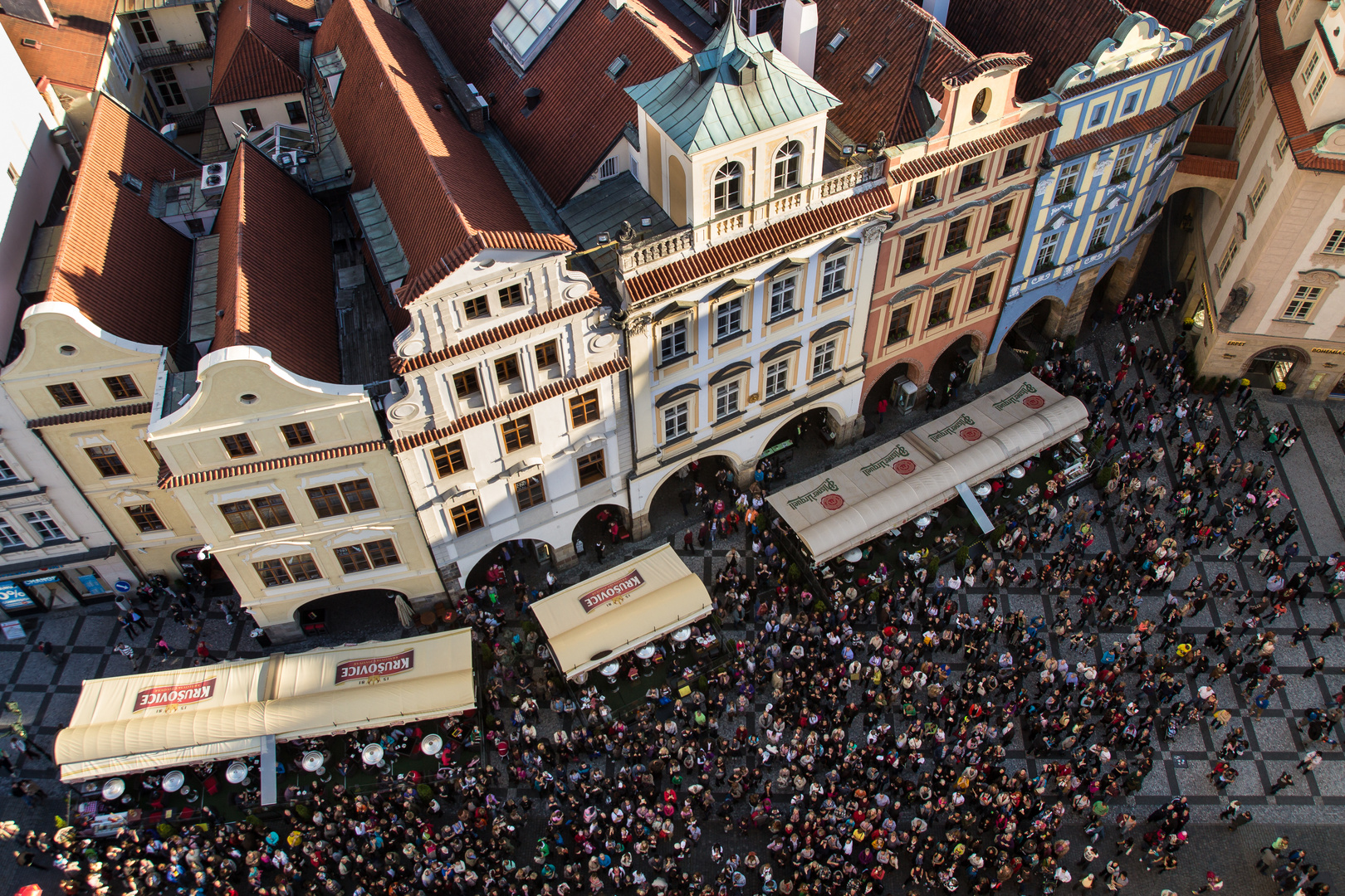 Blick vom Rathaus auf den Vorplatz der astronomischen Uhr