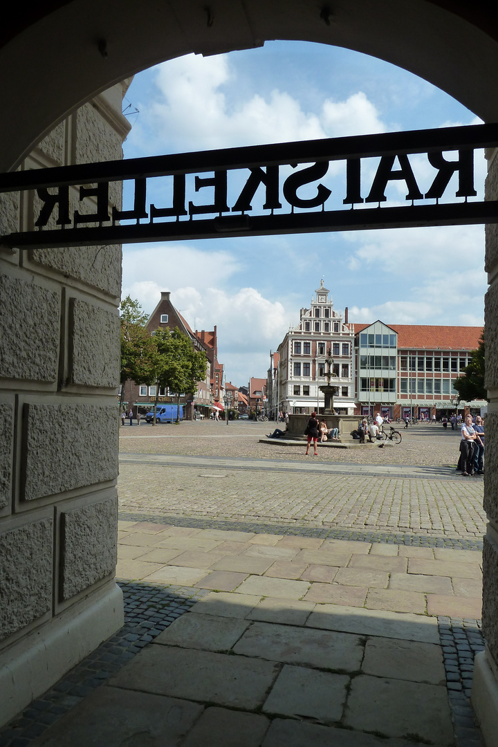 Blick vom Rathausgang auf den Marktplatz am 23.08.2013