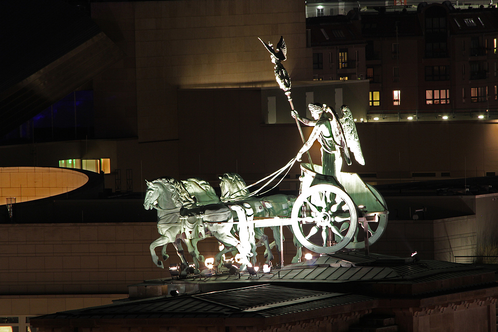 Blick vom Reichstag auf die Quadriga auf dem Brandenburger Tor.