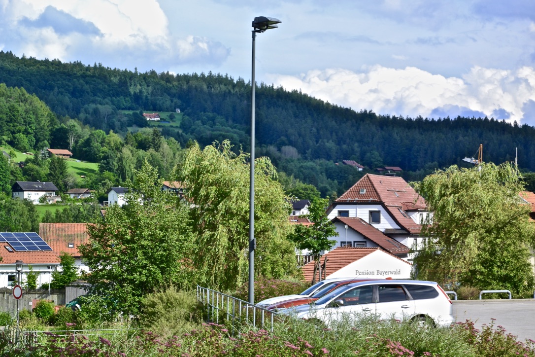 Blick vom REWE-Parkplatz in Bodenmais…