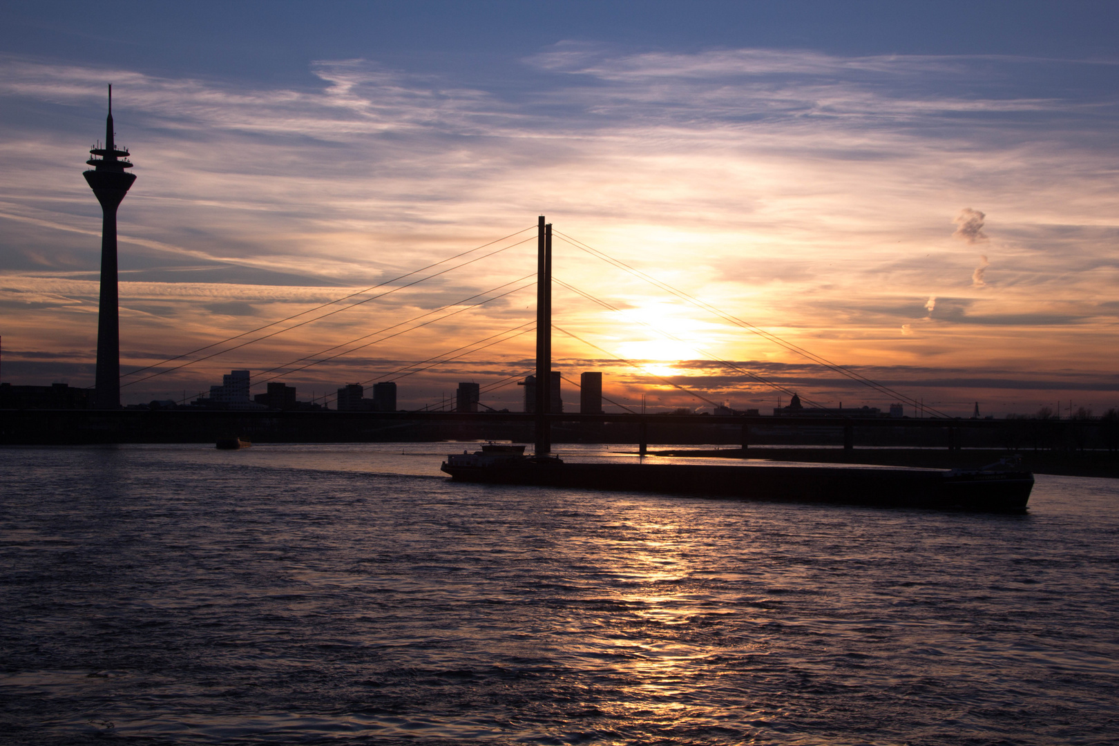 Blick vom Rheinufer in Düsseldorf