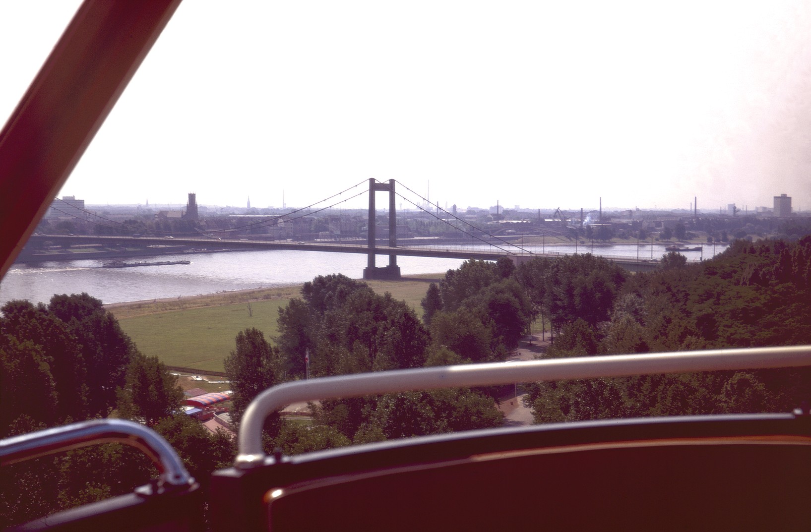 Blick vom Riesenrad auf die Hängebrücke Köln-Mülheim 1972