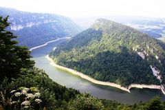 Blick vom Roche du Moron auf den Fluss Doubs