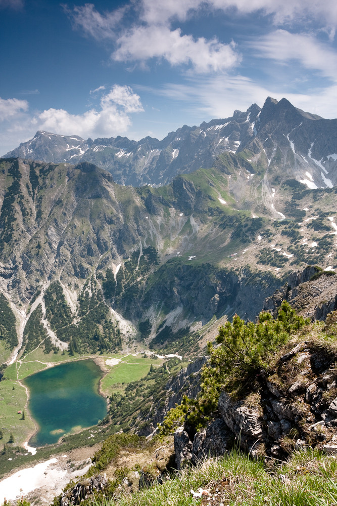 Blick vom Rubihorn (1957m) auf Gaisalpsee (1509m) und Nebelhorn (2224m)