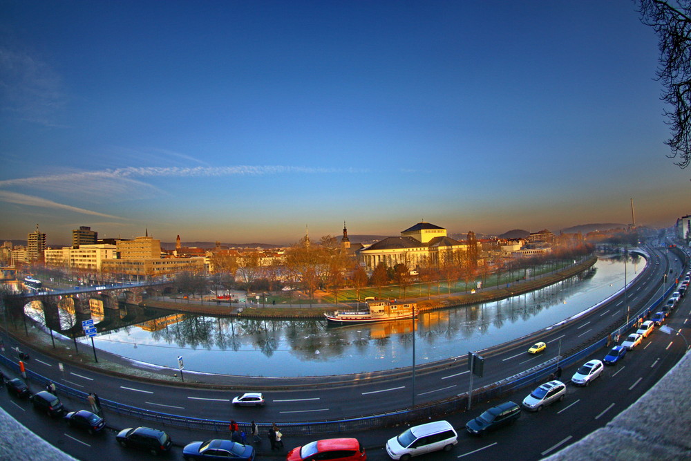 Blick vom Saarbrücker Schloß auf die Saar und das Theater eine Stunde vor dem Sonnenuntergang