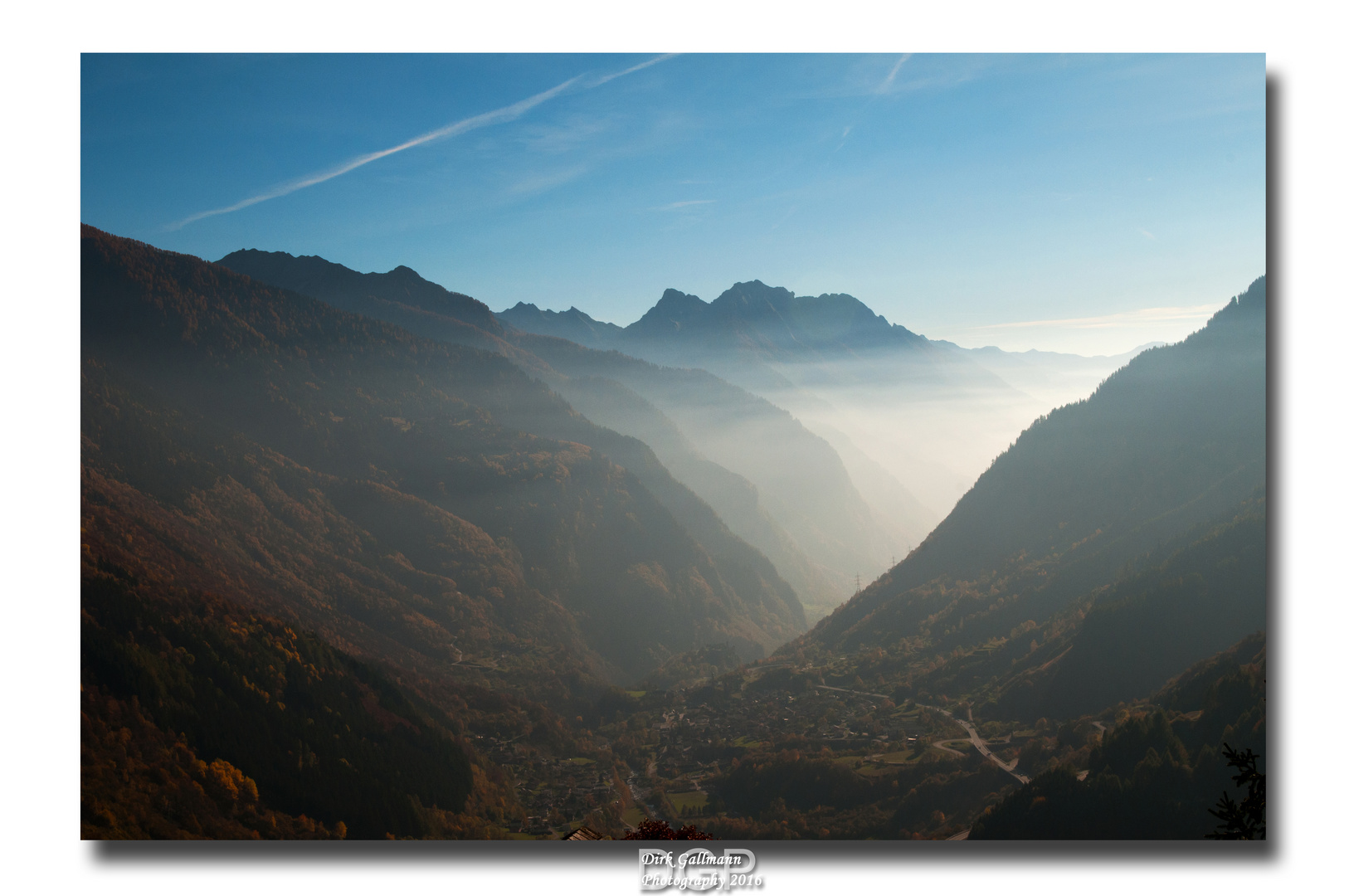 Blick vom San Bernardino auf die Orte Logiano und Misox.