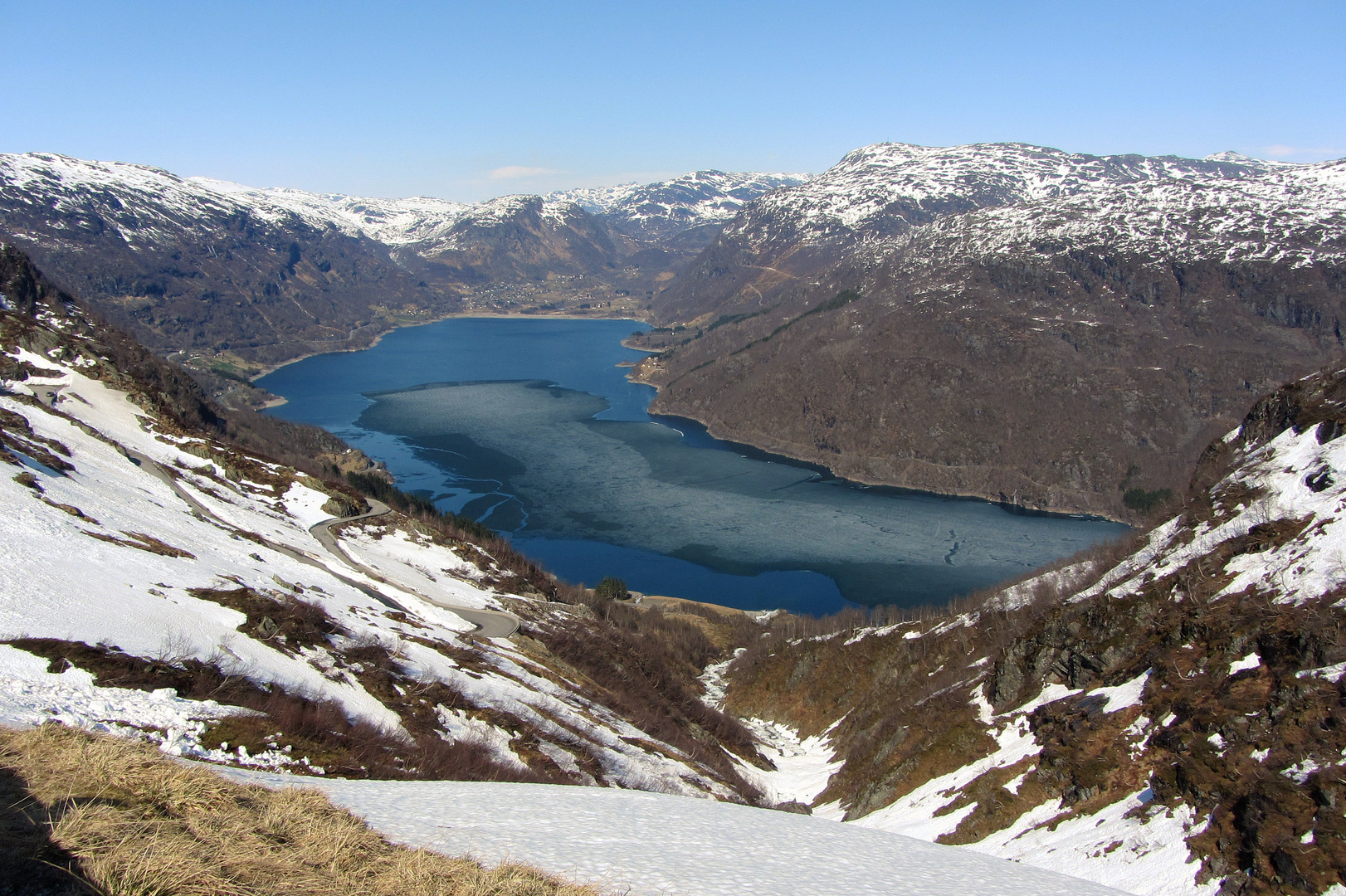 Blick vom Sauda-Fjell über Røldalsvatnet nach Røldal