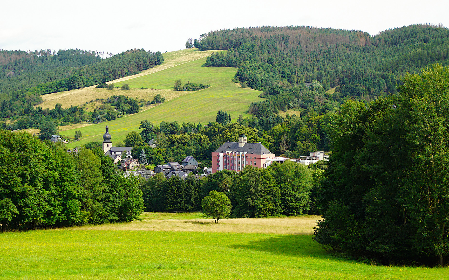 Blick vom Schieferpfad-Aufstieg aufs Bauhaushotel