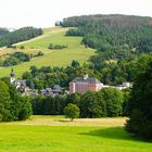 Blick vom Schieferpfad-Aufstieg aufs Bauhaushotel