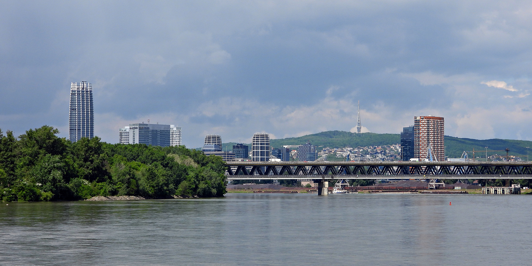 Blick vom Schiff auf Bratislava 