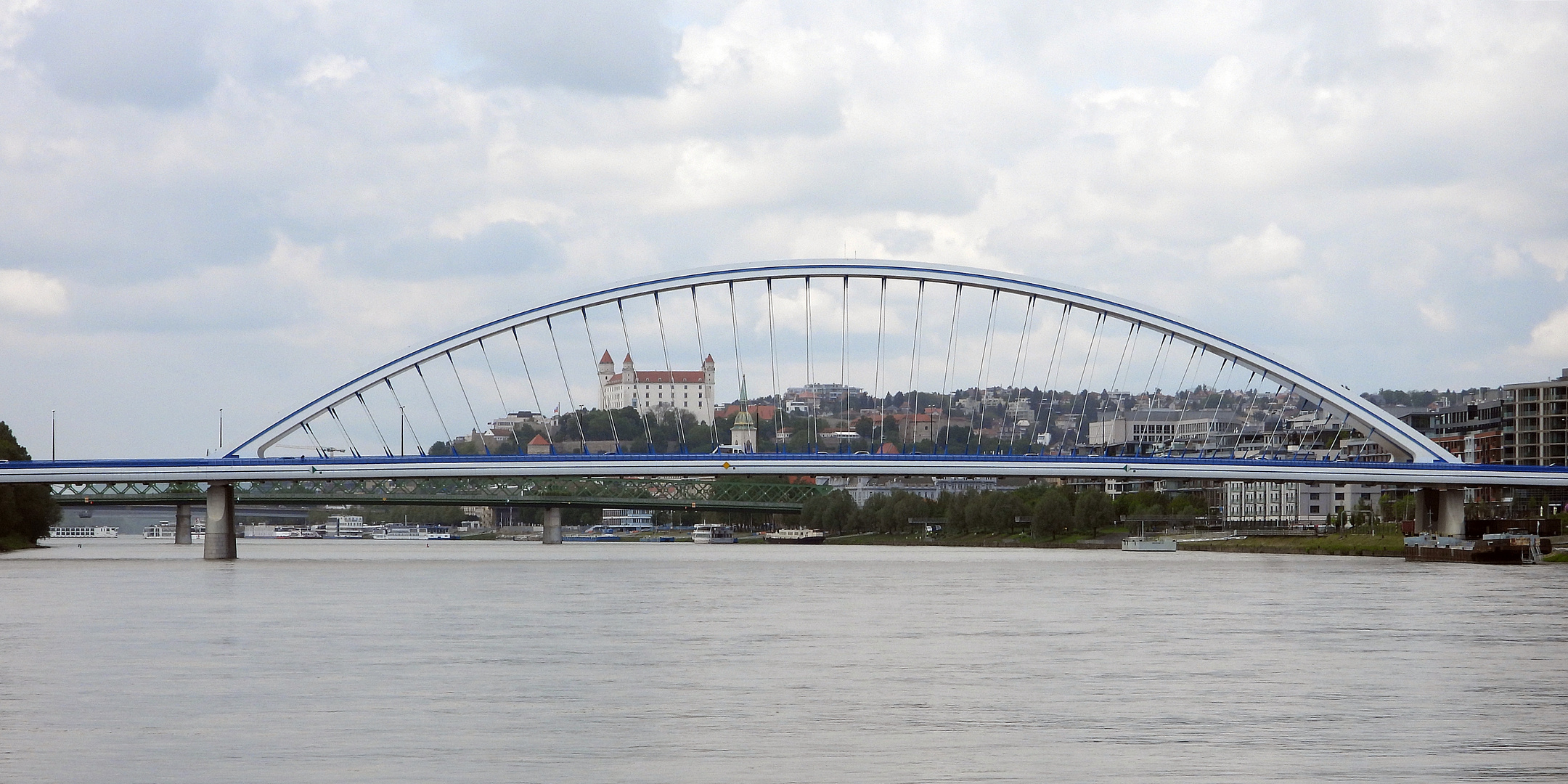 Blick vom Schiff auf Bratislava 