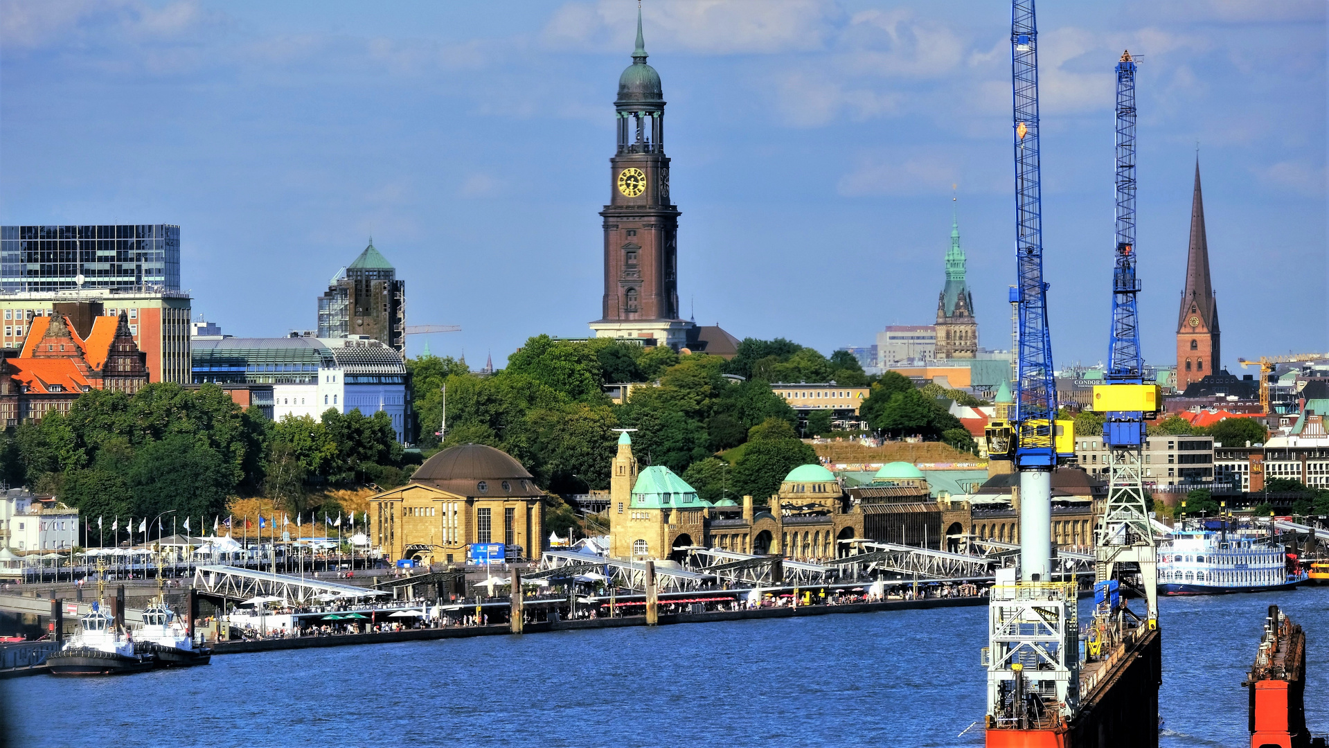 Blick vom Schiff auf Hamburg