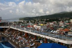 Blick vom Schiff auf Roseau, Dominica