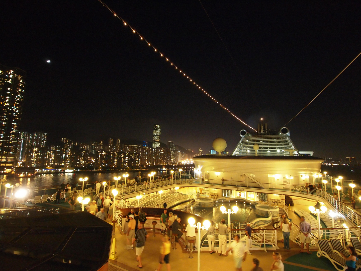 Blick vom Schiff, im Hintergrund das verschwindene Hongkong