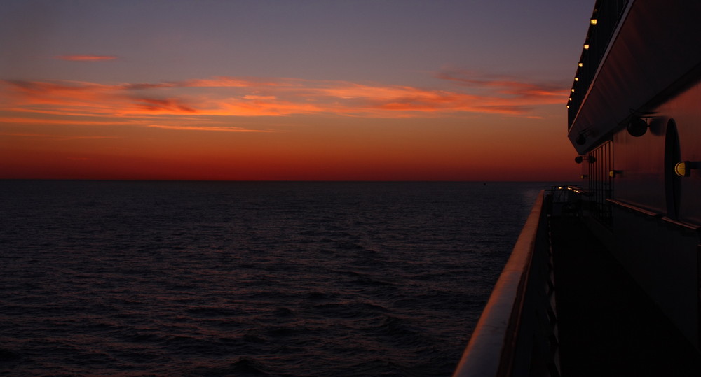 Blick vom Schiff in den Abendrot