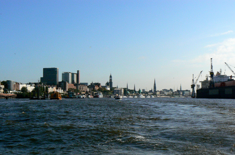 Blick vom Schiff zur Stadt Hamburg